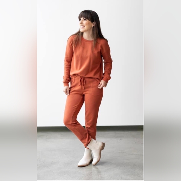 Sweatshirt and pant set - Picture 1 of 7